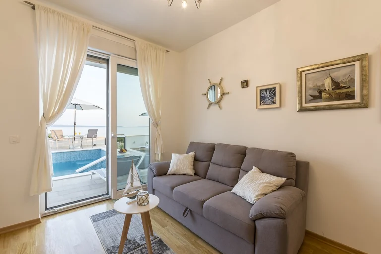 Apartman Aquamarine Split - pogled na zajednički bazen i more, Semper Cons