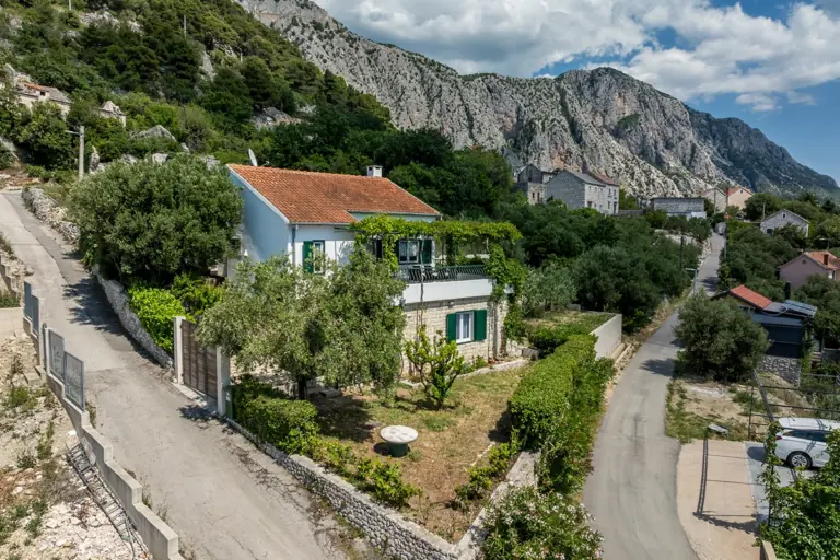 Kuća za odmor Domus Alta s bazenom i vrtom, Podgora