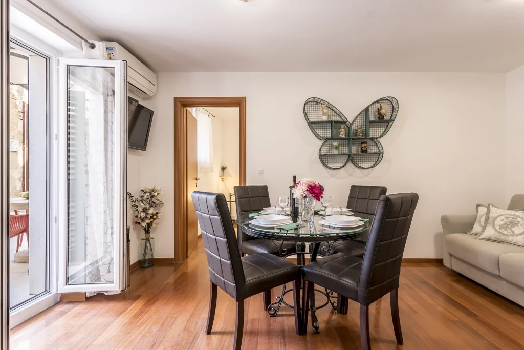 Blagovaonica s izlazom prema dvorištu, apartman Monroe Split