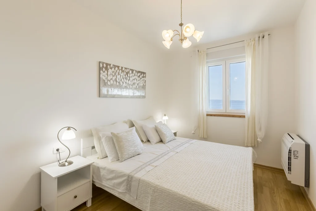 Bračni krevet s noćnim ormarićem i lampom, apartman Perla Split