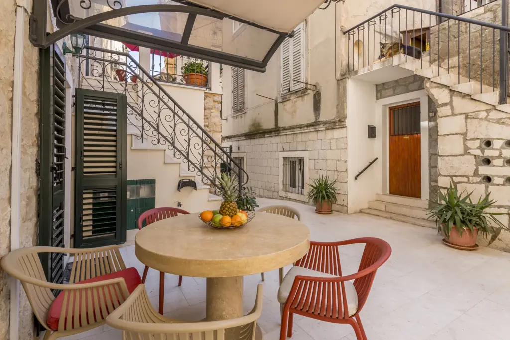 Sjedeći kutak u dvorištu vile Erede, Split