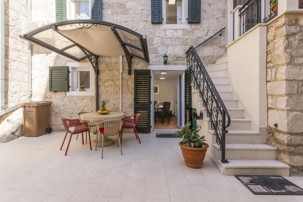 Zajedničko dvorište vile Erede sa stolom i suncobranom, Split