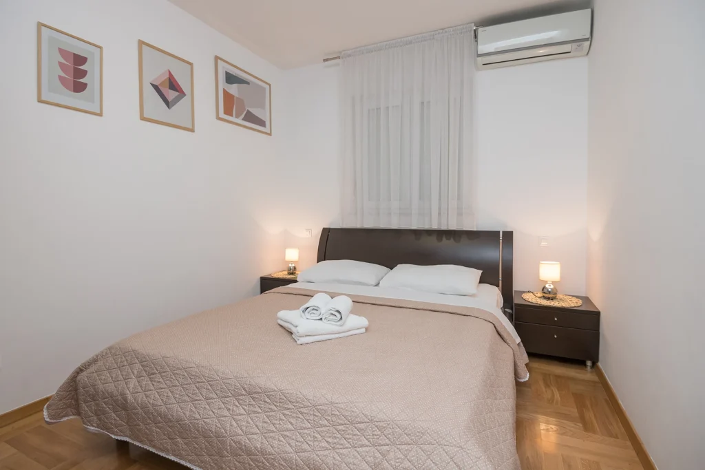 Spavaća soba s bračnim krevetom, apartman Vita Split