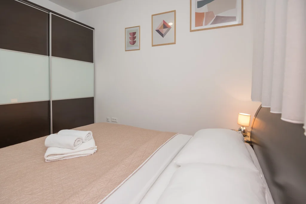 Spavaća soba s bračnim krevetom i ormarom, apartman Vita Split