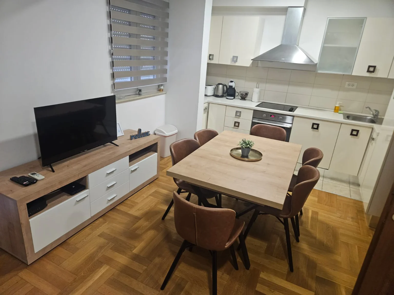 Blagovaonica s kuhinjom i TV-om, apartman Vita Split