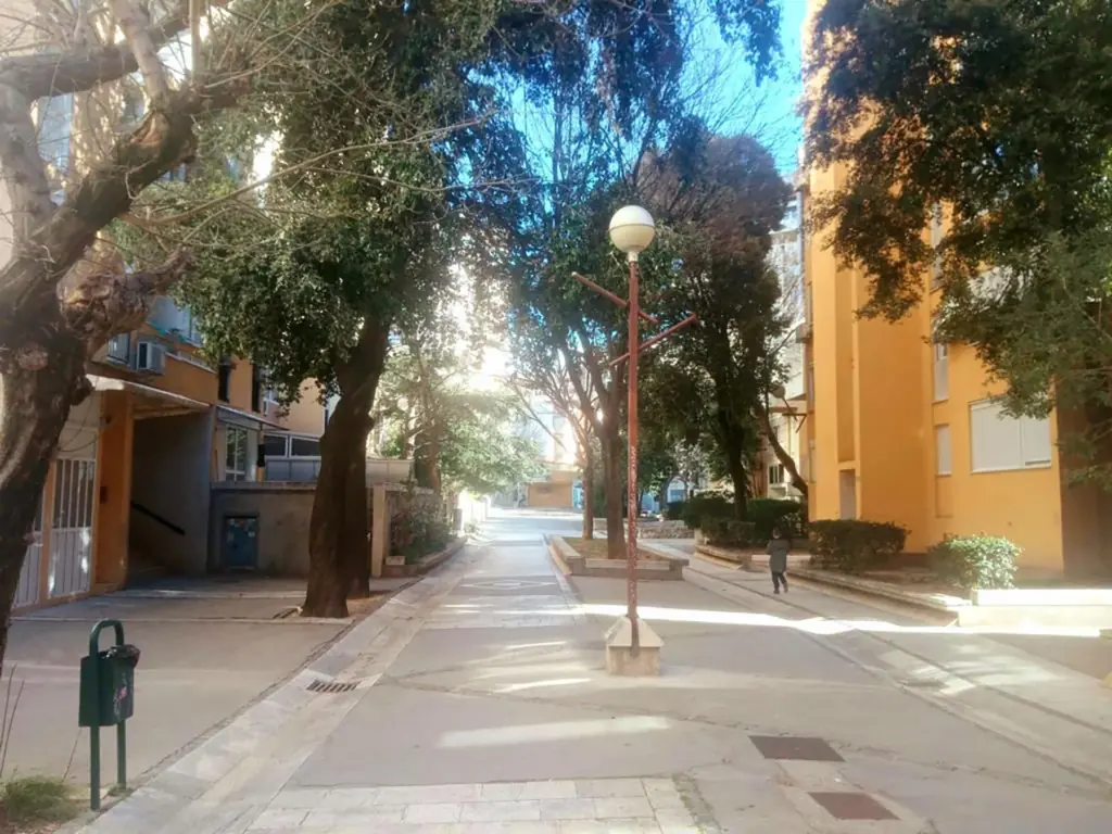 Mirna ulica s drvoredom u okolici apartmana, Koko & Friends Split