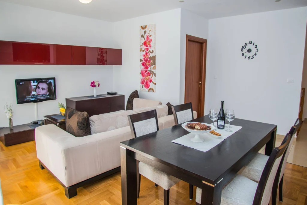 Dnevni boravak s kaučem i blagovaonskim stolom, apartman Olea Split