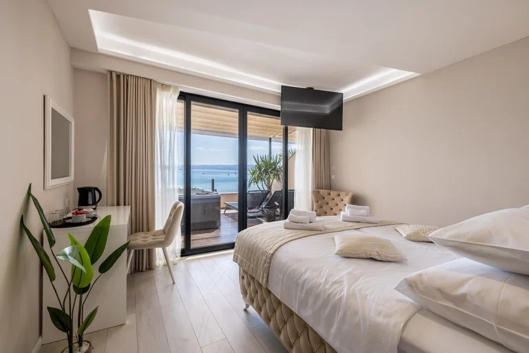 Exclusive Room, Seven of Nine - luksuzna soba s privatnim jacuzzijem uz more u Stobreču