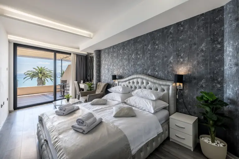 Premium Room, Seven of Nine - elegantna soba tamnih tonova s pogledom na more u Stobreču