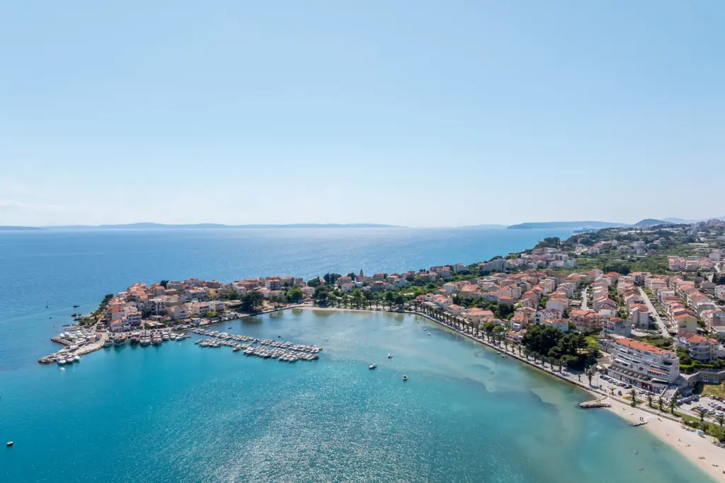 Pogled na obalu i zaljev Stobreča iz zraka, Seven of Nine