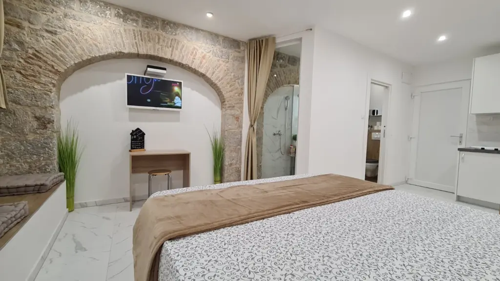 Studio apartman s kamenim lukom i bračnim krevetom u centru Splita, Tales of Split