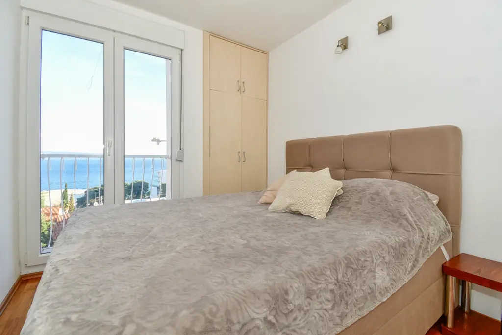 Spavaća soba s bračnim krevetom i pogledom na more, apartman Trstenik u Splitu