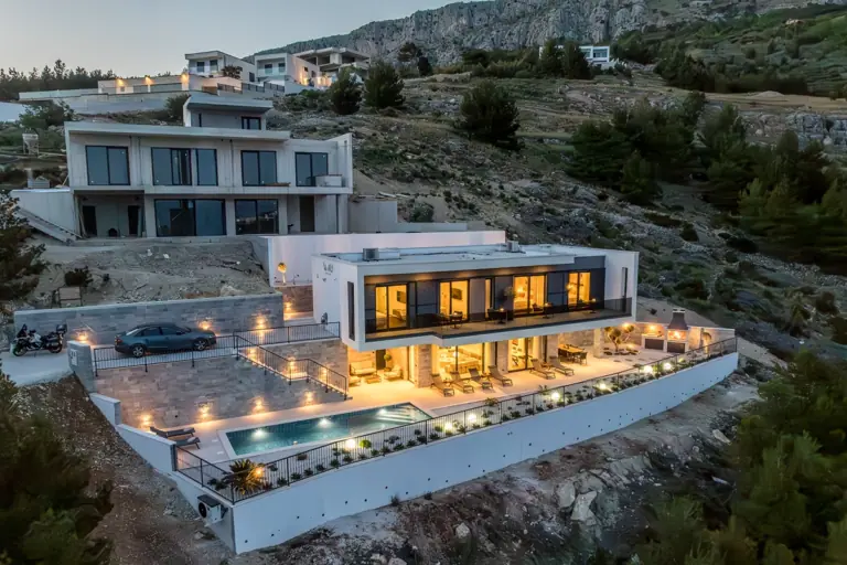 Osvijetljena villa s grijanim bazenom u sumrak, Villa M&D u Dugom Ratu