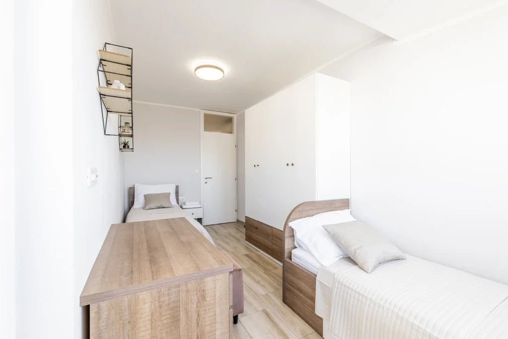 Dva odvojena kreveta i ormarom, apartman Vista Sunrise u Splitu