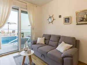 Jednosobni apartmani za odmor, Semper Cons